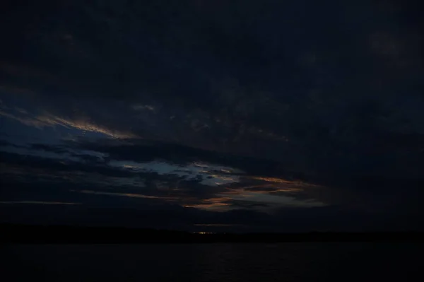 Pintoresca Vista Del Cielo Oscuro Sin Fin Sobre Lago Madrugada — Foto de Stock