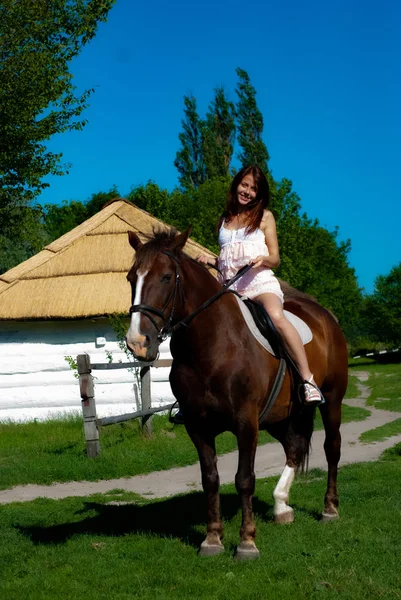 Attraktive Junge Frau Posiert Auf Dem Land Auf Dem Pferd — Stockfoto