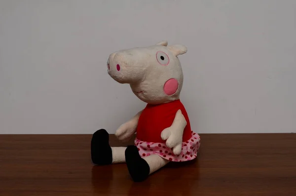 Peppa Porco Brinquedo Pelúcia Chão Madeira — Fotografia de Stock