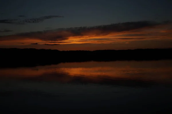 Vista Pitoresca Céu Escuro Infinito Sobre Lago Início Manhã — Fotografia de Stock