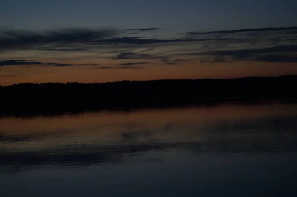 Vista Pitoresca Céu Escuro Infinito Sobre Lago Início Manhã — Fotografia de Stock