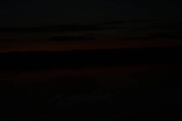 Pintoresca Vista Del Cielo Oscuro Sin Fin Sobre Lago Madrugada — Foto de Stock