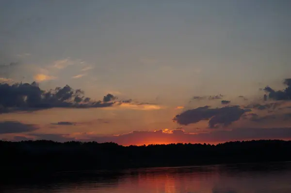 Vista Pitoresca Pôr Sol Refletindo Sobre Superfície Espelho Lago — Fotografia de Stock