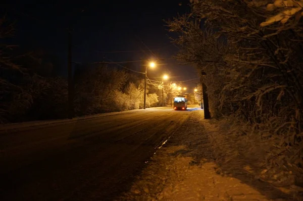 Geceleyin karlı kış şehri. — Stok fotoğraf