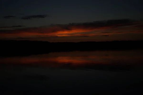 Pintoresca Vista Del Cielo Oscuro Sin Fin Sobre Lago Madrugada — Foto de Stock