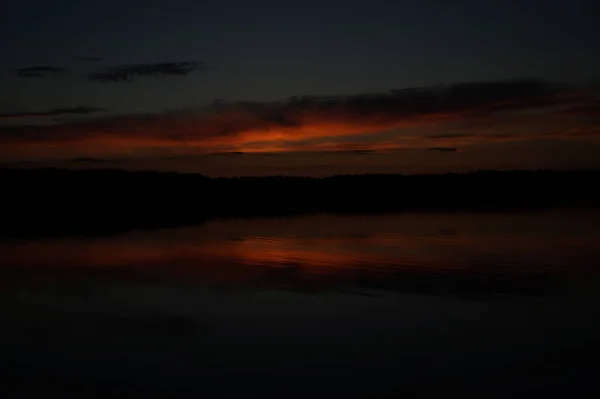 Pintoresca Vista Del Cielo Oscuro Sin Fin Sobre Lago Madrugada —  Fotos de Stock