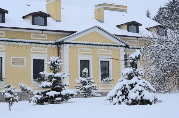 Piccolo cottage rossoin inverno, neve e ghiaccio paesaggio, smaland, svedese — Foto Stock