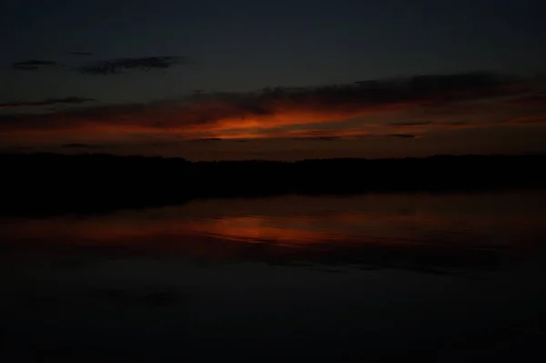 Pintoresca Vista Del Cielo Oscuro Sin Fin Sobre Lago Madrugada — Foto de Stock