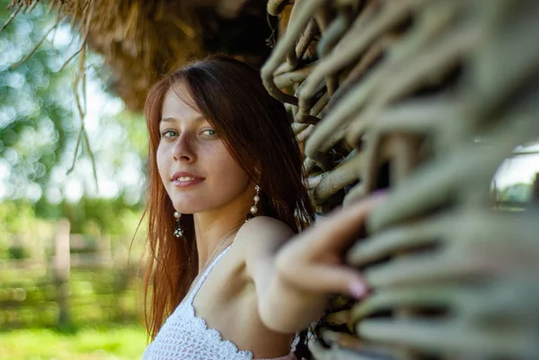 Jovem Atraente Posando Para Câmera Campo — Fotografia de Stock