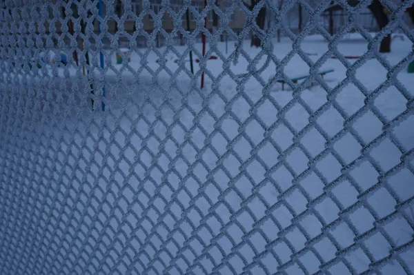 Frostdrahtzaun im Winter — Stockfoto