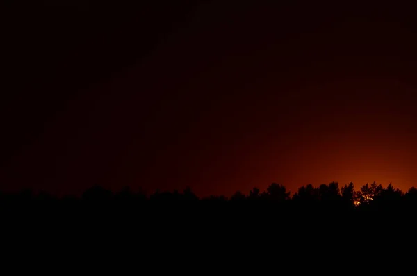 日の出の終わりのない暗い空の絵のような景色 — ストック写真