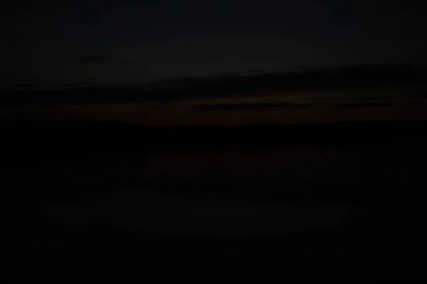Γραφική Θέα Του Απέραντου Σκοτεινού Ουρανού Πάνω Από Λίμνη Νωρίς — Φωτογραφία Αρχείου