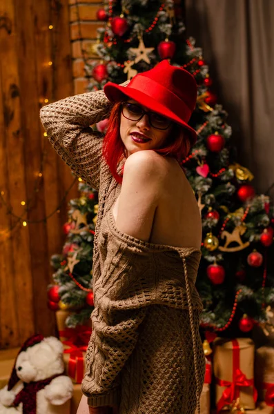 Une jeune belle fille tenant une coupe de champagne et une bouteille d'elle lors d'une séance photo du Nouvel An en studio. Le concept du Nouvel An — Photo