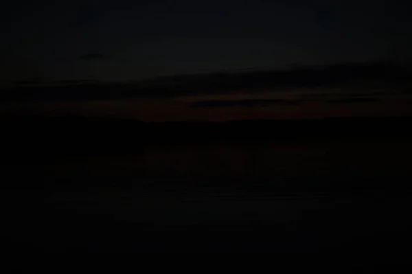 Vista Pitoresca Céu Escuro Infinito Sobre Lago Início Manhã — Fotografia de Stock