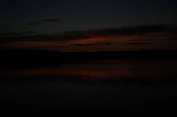 Malowniczy Widok Niekończące Się Ciemne Niebo Nad Jeziorem Wczesnym Rankiem — Zdjęcie stockowe