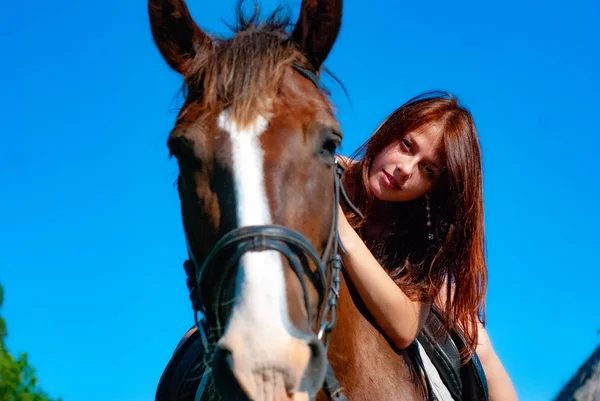 Привлекательная Молодая Женщина Позирует Перед Камерой Сельской Местности Сидит Лошади — стоковое фото