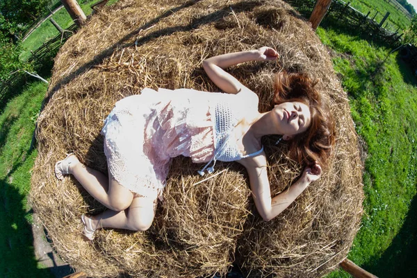 Aantrekkelijke Jonge Vrouw Poseren Aan Camera Het Platteland — Stockfoto