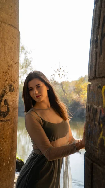 Young Girl Black Dress Posing Bridge — Fotografia de Stock