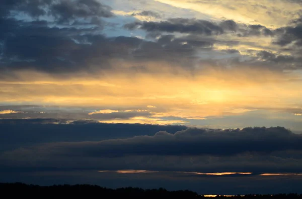 Bel tramonto riflesso nel lago — Foto Stock