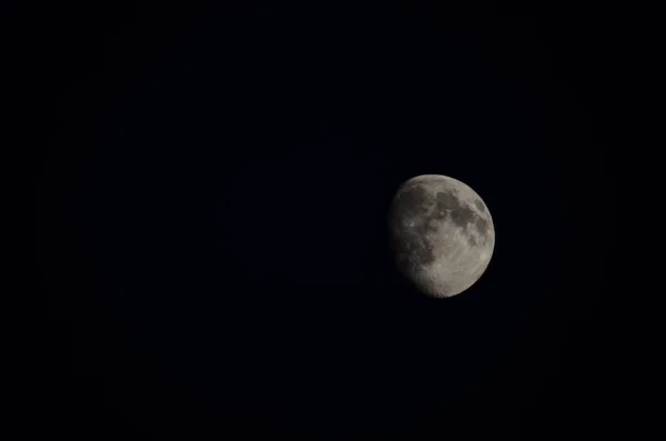Eclipse de la luna en un cielo negro — Foto de Stock