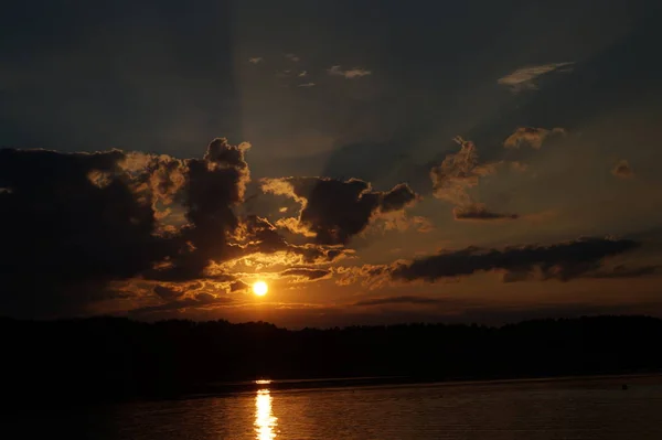 Vista Pittoresca Del Tramonto Che Riflette Sulla Superficie Dello Specchio — Foto Stock