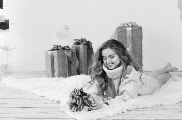 Mladá krásná žena čeká Vánoce doma — Stock fotografie