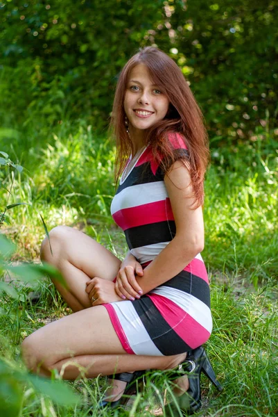 Jovem Atraente Posando Para Câmera Campo — Fotografia de Stock