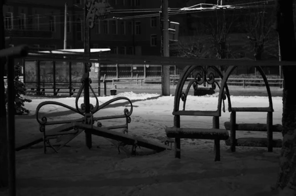 Paesaggio invernale notturno nel vicolo del parco cittadino — Foto Stock