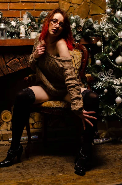 Piękna Brunetka na tle dekoracji noworocznej. Portret piękności mody. Seksowna dziewczyna. Makijaż wakacyjny — Zdjęcie stockowe