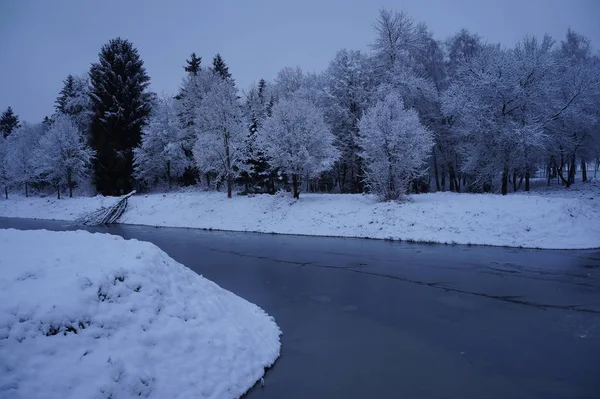 Зимний снежный речной пейзаж — стоковое фото