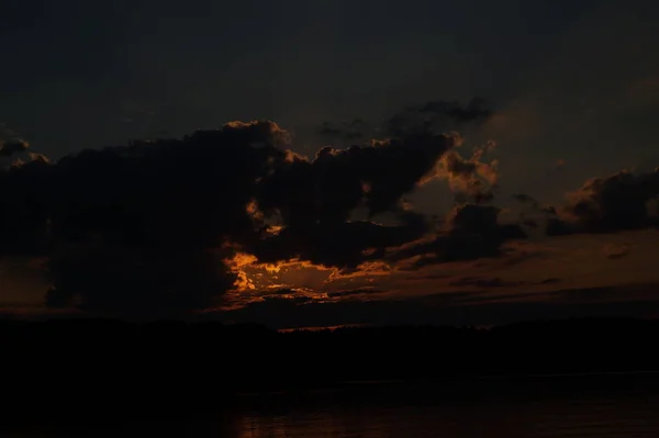 Malerischer Blick Auf Den Sonnenuntergang Der Sich Auf Der Spiegeloberfläche — Stockfoto