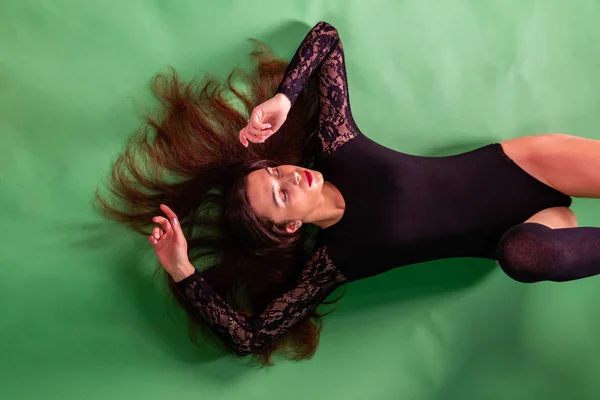 Vacker snygg fashionabla flicka i Body i skinnjackor poserar i foto Studio på mörk bakgrund med kedjor — Stockfoto