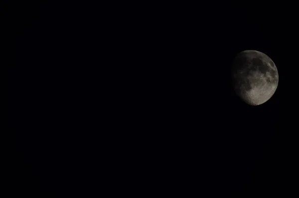 Eclipse de la luna en un cielo negro — Foto de Stock