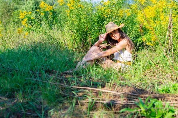 緑の草原にポーズをとる夏の服の美しい女性 — ストック写真