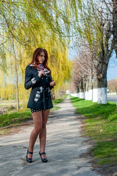 Hermosa Joven Con Una Mochila Paseo — Foto de Stock