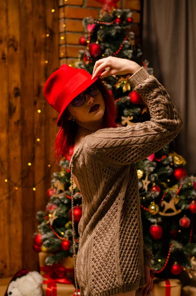 Una giovane bella ragazza che regge un bicchiere di champagne e una bottiglia di lei durante un servizio fotografico di Capodanno in studio. Il nuovo concetto di anno — Foto Stock