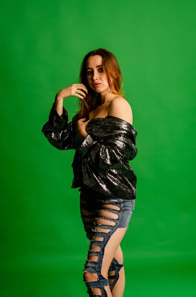 Menina Bonita Jeans Rasgados Camisa Festiva — Fotografia de Stock