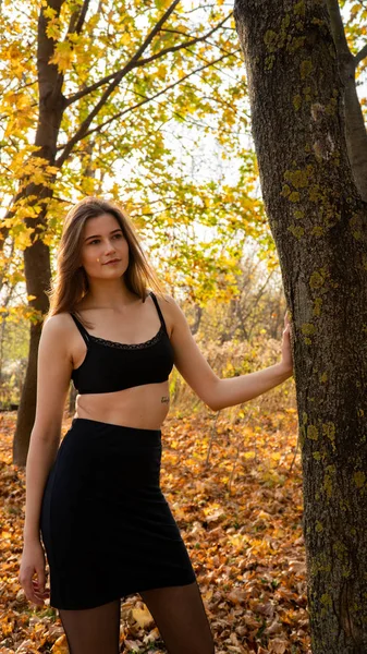 Young Beautiful Woman Walking Park Autumn — Fotografia de Stock