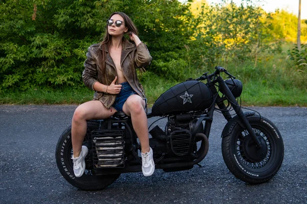 Young Sexy Woman Motorcycle Road — 图库照片