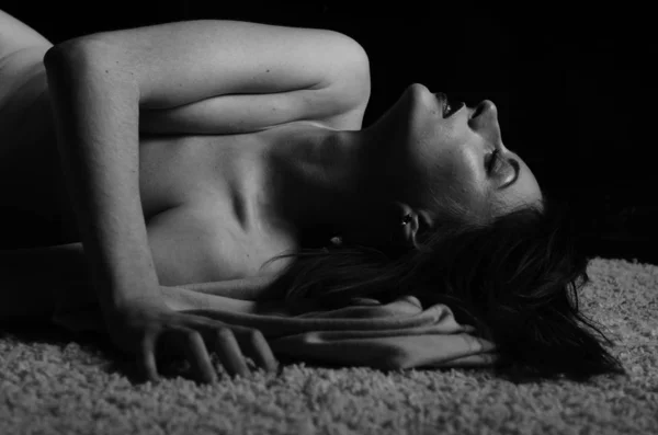 Beautiful Naked Woman Lying Cover Dark Room — Stock Photo, Image