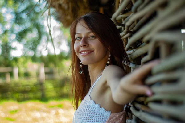 Attraktive Junge Frau Posiert Auf Dem Land Vor Der Kamera — Stockfoto