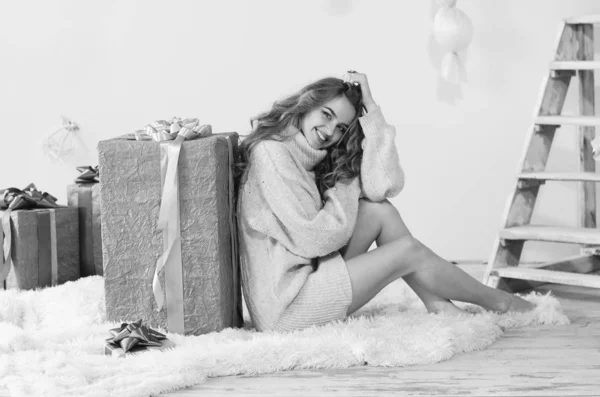 Giovane bella donna in attesa di Natale a casa — Foto Stock