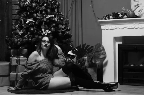 Молодая красивая девушка с бокалом шампанского и бутылкой ее на новогодней фотосессии в студии. Новогодняя концепция . — стоковое фото