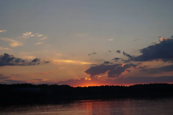 Vue Pittoresque Sur Coucher Soleil Réfléchissant Sur Surface Miroir Lac — Photo