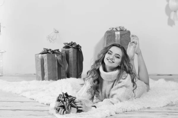 Junge schöne Frau wartet Weihnachten zu Hause — Stockfoto