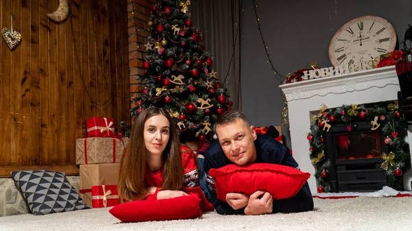 Familia Feliz Con Regalos Navidad Fondo Chimenea — Foto de Stock