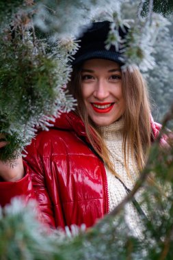 Çam ağaçlarının yanında güzel genç bir kadın