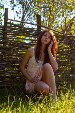 Kırsal kesimde kameraya poz veren çekici genç bir kadın.