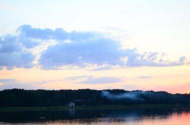 Sahilde gün batımı Güzel gökyüzü