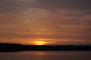 Sahilde gün batımı Güzel gökyüzü. 
